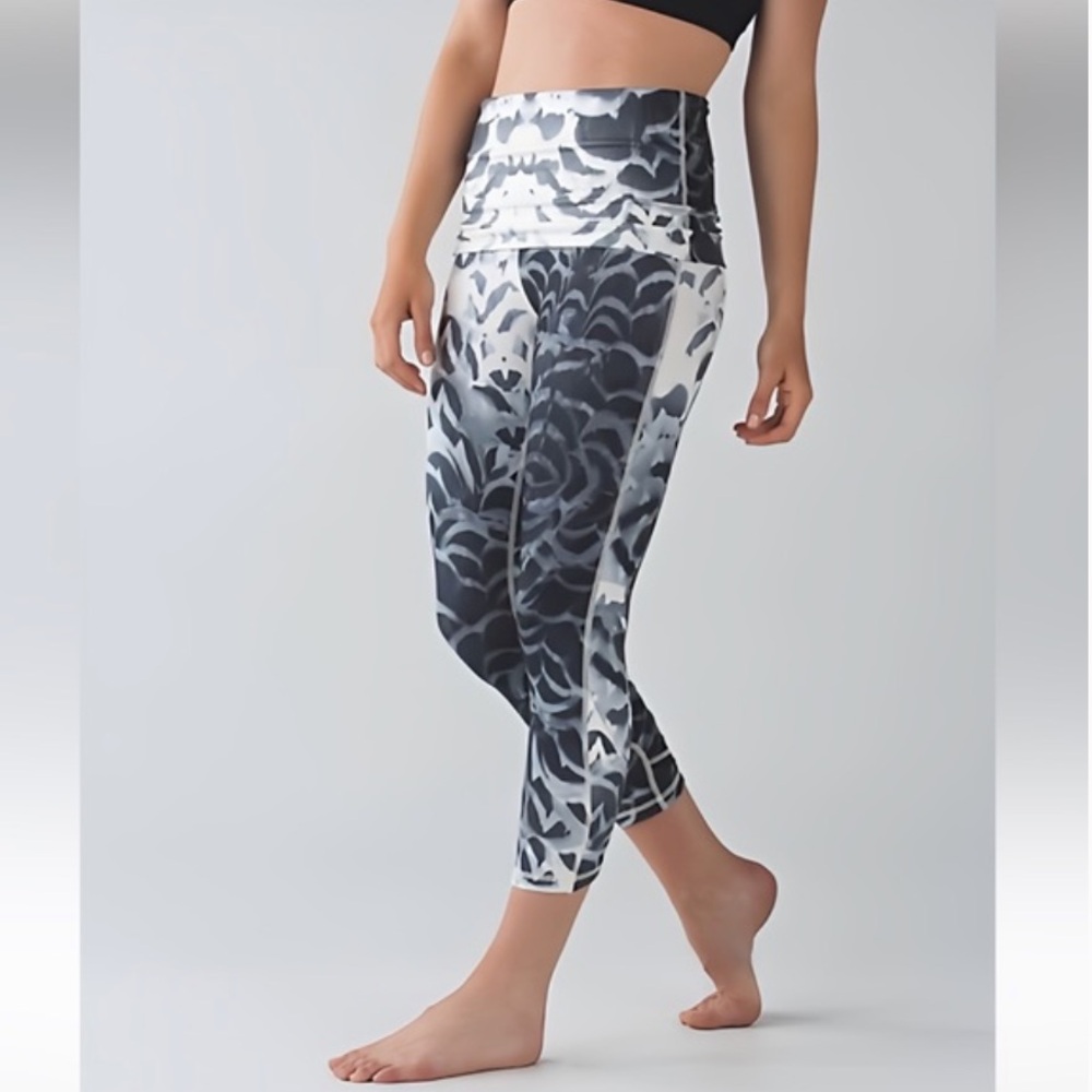 Lululemon leggings size 6 💕💕